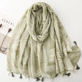 Écharpe verte en lin mélangé avec lignes blanches épurées et des franges - Vert herbe (SL2502-015)