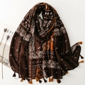 Dettaglio di sciarpa marrone morbida con motivo paisley e frange eleganti - 180*88cm / Marrone