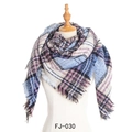Écharpe épaisse à carreaux bleu, violet et crème avec des franges douces sur un mannequin - Bleu Blanc à Petits Carreaux (FJ010-030)