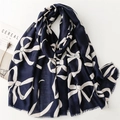 Dettaglio della sciarpa in cotone e lino blu navy con stampa a fiocco bianco e bordi sfilacciati - Blu Notte