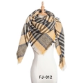 Écharpe épaisse à carreaux en fil bouclé jaune et gris avec franges sur mannequin - Jaune à Carreaux (FJ010-012)