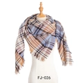 Écharpe épaisse à carreaux bleu, beige et orange avec franges sur le mannequin - Jaune Foncé à Petits Carreaux (FJ010-026)