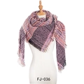 Écharpe épaisse à carreaux violet et rose avec franges sur un mannequin blanc - Rose à Petits Carreaux (FJ010-036)