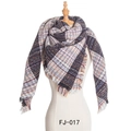Écharpe épaisse à carreaux bouclés bleu marine et beige avec franges sur mannequin - Gris Blanc à Carreaux Rayures Épaisses (FJ010-017)