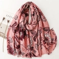 Dettaglio di sciarpa floreale rosa chiaro con bordi sfrangiati e stampa di peonia - Rosa Antico (SL2410-001)