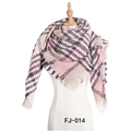 Écharpe épaisse à carreaux roses et noirs avec bordures à franges sur un mannequin blanc - Rose à Carreaux (FJ010-014)