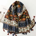 Detailopname van boho-sjaal met geometrische patronen en franje kwastjes - Blauw