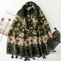 Detailopname van bohemien sjaal met geometrische print en donkergroene franjes - Groen