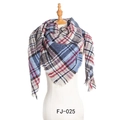 Écharpe épaisse à carreaux en fil bouclé bleu, rouge et gris sur un mannequin de vitrine - Bleu Rouge à Petits Carreaux (FJ010-025)
