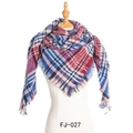 Écharpe d'hiver épaisse à carreaux rouges, bleus et crème avec pompons sur un mannequin - Rouge Vin à Petits Carreaux (FJ010-027)
