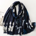 Dettaglio sciarpa in lino blu navy con stampa a farfalla e bordi sfrangiati morbidi - 180*88cm / Blu (SL2410-012)