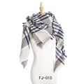 Écharpe épaisse à carreaux gris et beige avec franges sur un mannequin de couture - Gris à Carreaux (FJ010-015)