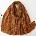 Detailansicht eines Schals mit Leopardenmuster in Orange und weichen Fransen am Saum - 180*88cm / Orange (SL2410-019)
