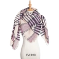 Écharpe épaisse à carreaux beige et violet en fil bouclé avec franges sur un mannequin - Violet à Carreaux (FJ010-013)