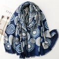 Donkerblauwe katoen-linnen sjaal met geometrische mandala-print en subtiele franjes - Blauw