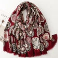 Detail van bordeauxrode linnen-look sjaal met gouden wielpatronen en boho franjes - Donkerrood