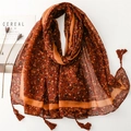 Dettaglio di sciarpa leggera a fiori con stampa leopardata e dettagli di nappe - Stampa Floreale Caffè (SL2411-010 Caffè)