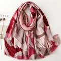 Écharpe chic bordeaux et rose aux motifs floraux abstraits avec dorures et franges - Rouge