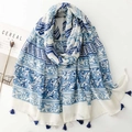 Sciarpa etnica stile porcellana blu e bianca con motivi geometrici e nappe decorative - Base Bianca Motivo Blu