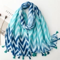 Blauwe gradiënt chevron sjaal met kwastjes en linnen gevoel op witte achtergrond - 180cmx88cm / Blauwe Stijl (SL2407-023蓝)