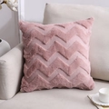 Cojín nórdico de felpa rosa con diseño de zigzag sobre un sofá de salón - Funda de Almohada Individual (Sin Relleno) / Onda Rosa