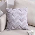 Funda de cojín de felpa lavanda con textura de espiga en un sofá beige - Funda de Almohada Individual (Sin Relleno) / Onda Gris