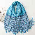 Sciarpa blu con stampa geometrica e nappe mostrata con accessori in stile moderno - Blu (SL2407-019)