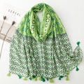 Sciarpa con stampa floreale e geometrica verde e blu con nappe su uno sfondo bianco - Verde (SL2407-019)