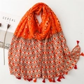 Dettaglio di sciarpa boho stampata con motivi etnici e morbide nappe a frangia - Rosso Arancio (SL2407-019)
