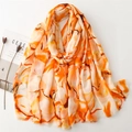 Detail von Baumwoll-Leinen Schal mit Goldfolienblumen und weichen Fransen am Rand - Orange