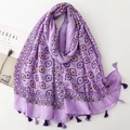 Détail de l'écharpe en coton et lin violet avec imprimé floral ethnique et pompons - Violet (SL2405-019)