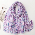 Détail de l'écharpe légère en coton et lin avec cœurs aquarelles violets et bord frangé - Violet
