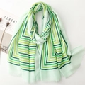 Sciarpa leggera in cotone e lino con strisce geometriche colorate e frange - 180x88cm / Verde