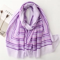 Sciarpa leggera effetto lino con strisce viola geometriche e bordi sfrangiati fini - 180x88cm / Viola