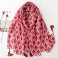 Écharpe imprimée feuilles rouge et blanc avec pompons sur un fond minimaliste - Rouge
