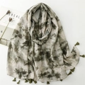 Écharpe artistique à dégradé d'encre sombre avec pompons vert olive sur fond blanc - Vert Armée (SL2407-010)