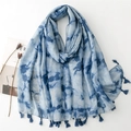 Écharpe tie-dye dégradé bleu et blanc avec glands élégants dans une vue drapée douce - Bleu (SL2407-010)