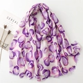 Dettaglio di sciarpa rosa in cotone-lino con motivi dorati e bordi con frange morbide - 180*88cm / Viola