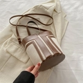 Borsa a secchiello chic in tela con finiture in pelle marrone e tracolla regolabile - Marrone