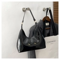 Bolso de hombro en charol negro brillante con líneas curvas minimalistas y herrajes dorados - Negro