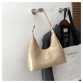 Bolso de hombro chic en charol beige brillante con elegante diseño de media luna - Caqui