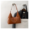 Bolso hobo de charol marrón brillante con correa delgada y detalles de metal dorado - Marrón