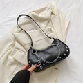 Sac demi-lune noir à chaîne avec clous argentés et texture croco sur un blazer - Noir