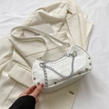 Sac croissant blanc avec texture crocodile et détails de rivets argentés - Blanc