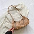 Sac baguette camel aspect crocodile avec chaîne argentée posé sur un blazer - Kaki