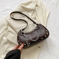 Sac sous le bras marron foncé à motif crocodile avec chaîne argentée et rivets - Marron