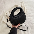 Minimalistische schwarze Faltenhandtasche mit kreisförmigem Griff und goldenen Beschlägen - Schwarz