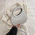 Weiße halbmondförmige Handtasche mit Plissee-Struktur und abnehmbarem Gurt - Weiß