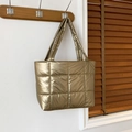 Sac fourre-tout matelassé doré avec finition métallique et bandoulière élégante - Or