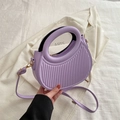 Hellviolette Halbmond-Handtasche mit vertikaler Streifenstruktur und Rundgriff - Lila